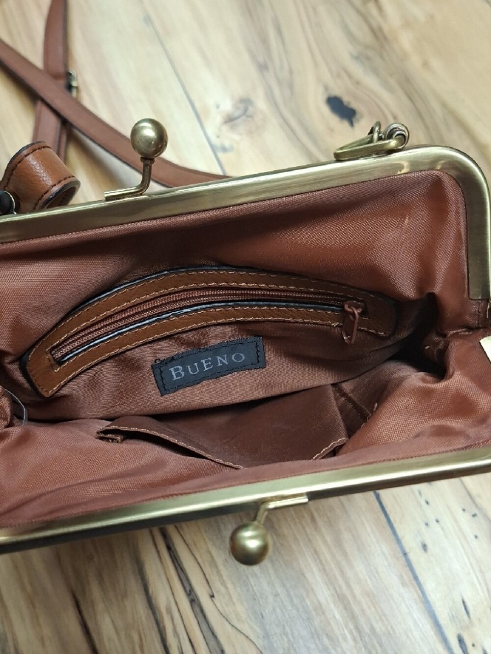 Bueno Tan Kiss-Lock Crossbody Bag - Picture 3 of 6